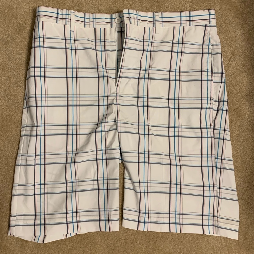 Men’s 32 plaid golf shorts